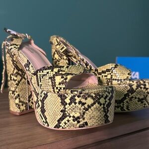 Black & Yellow Snake Print platform sandals 6.5